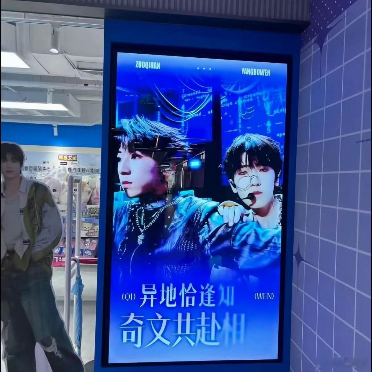 三个姐妹够可怜，老爸出轨找英国叔，老妈公开校园恋 ​​​
