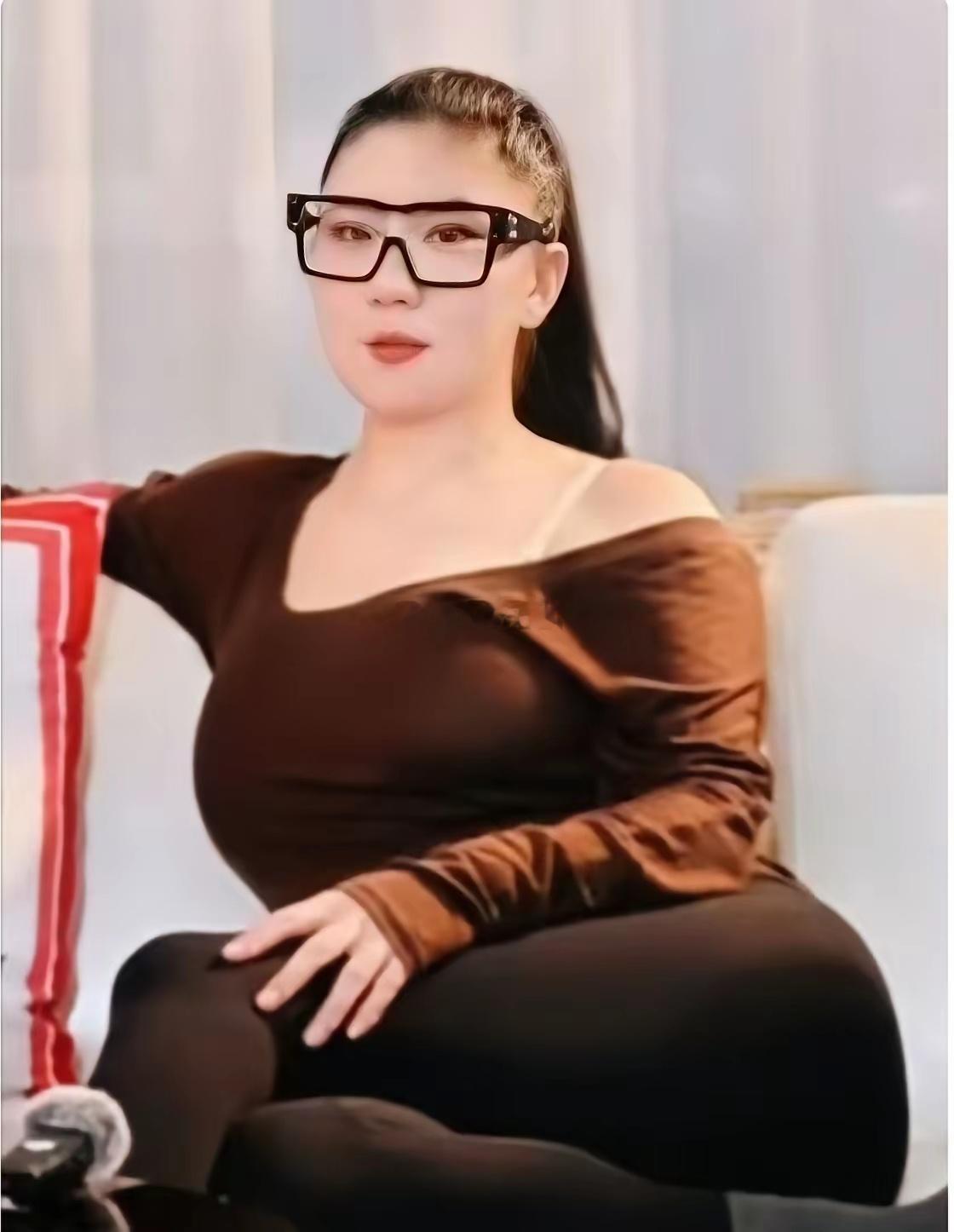 这个人差点成为谢霆锋后妈，跟谢贤分开后变成贾玲了。 
