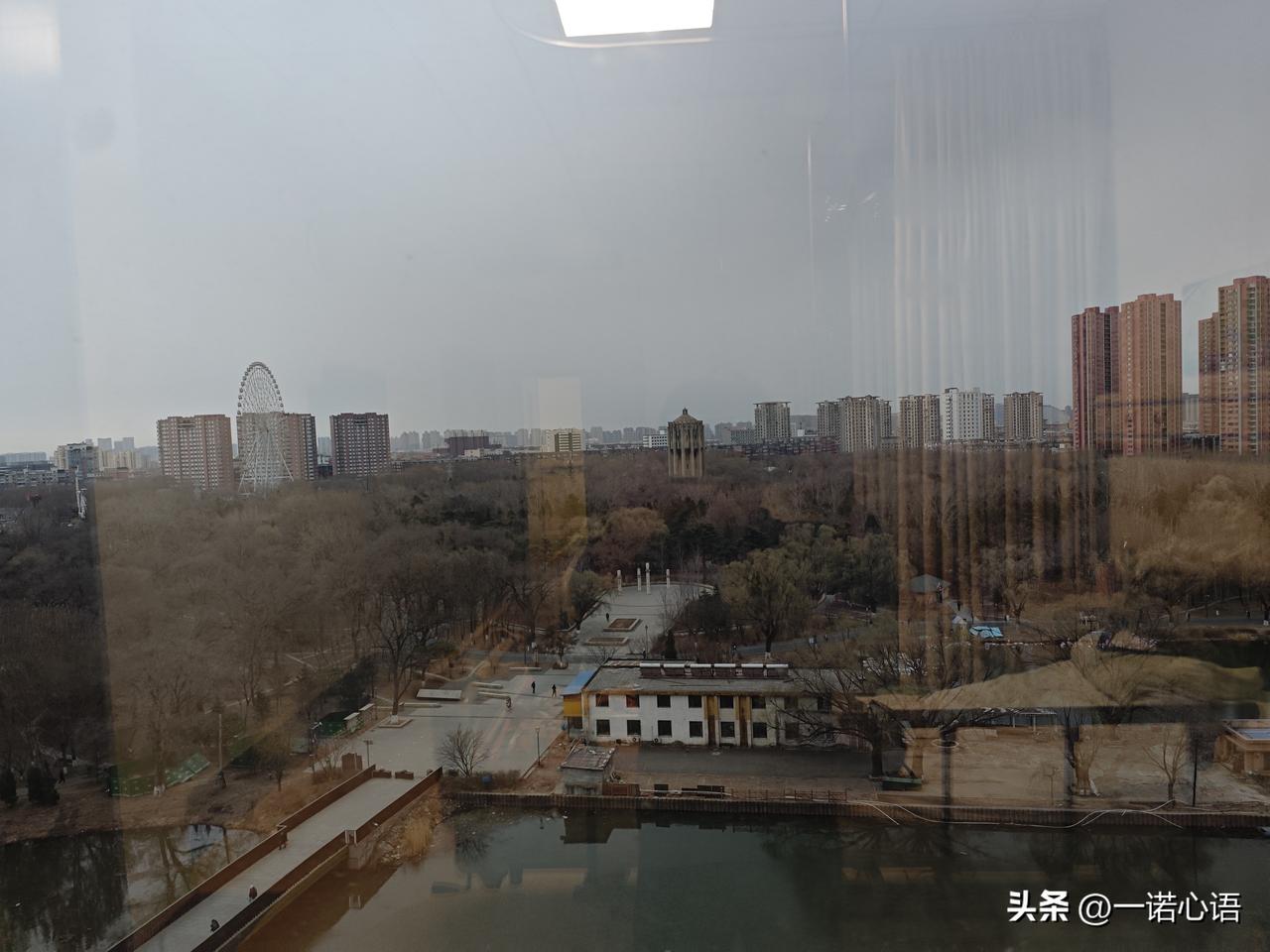 小河沿公园一般的情况下，5点半左右，就有人开始跑步了。
快步跑的大多是年轻人，中