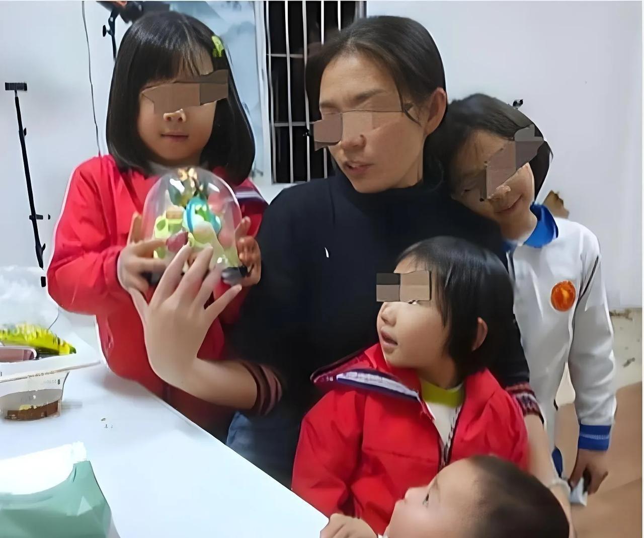 拒补票的那位单亲妈妈，

但看她的诉求其实是没问题的，

毕竟以前没开放二胎、三