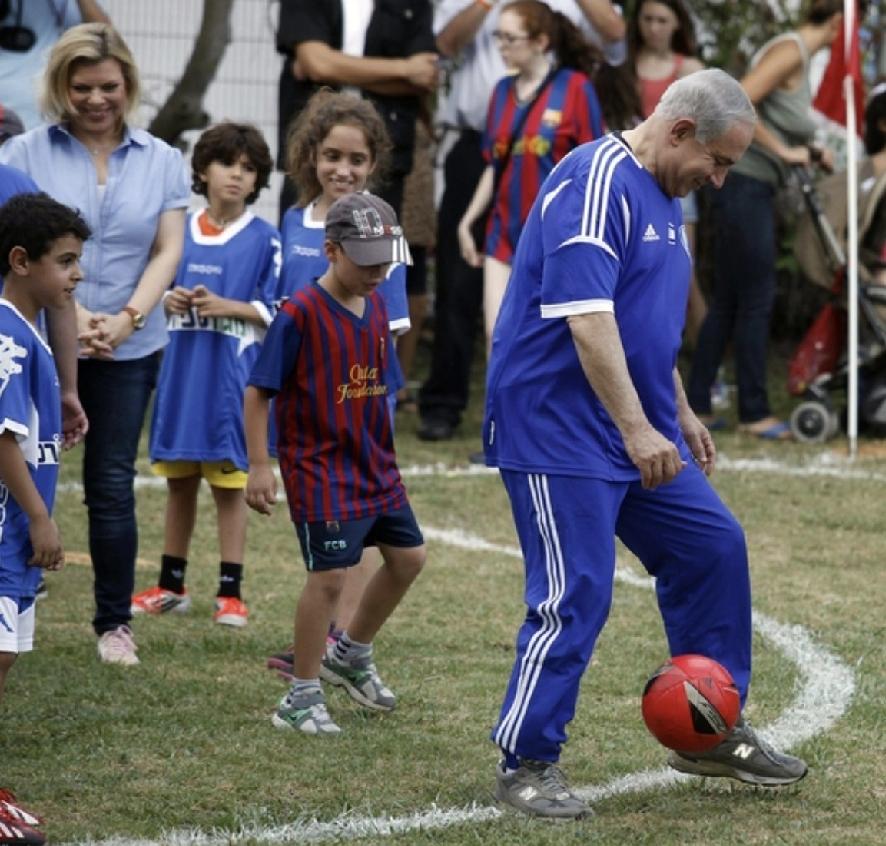 内塔尼亚胡在踢足球、奥巴马在打篮球。
若比谁的姿势帅，答案很明白。
论球技，感觉