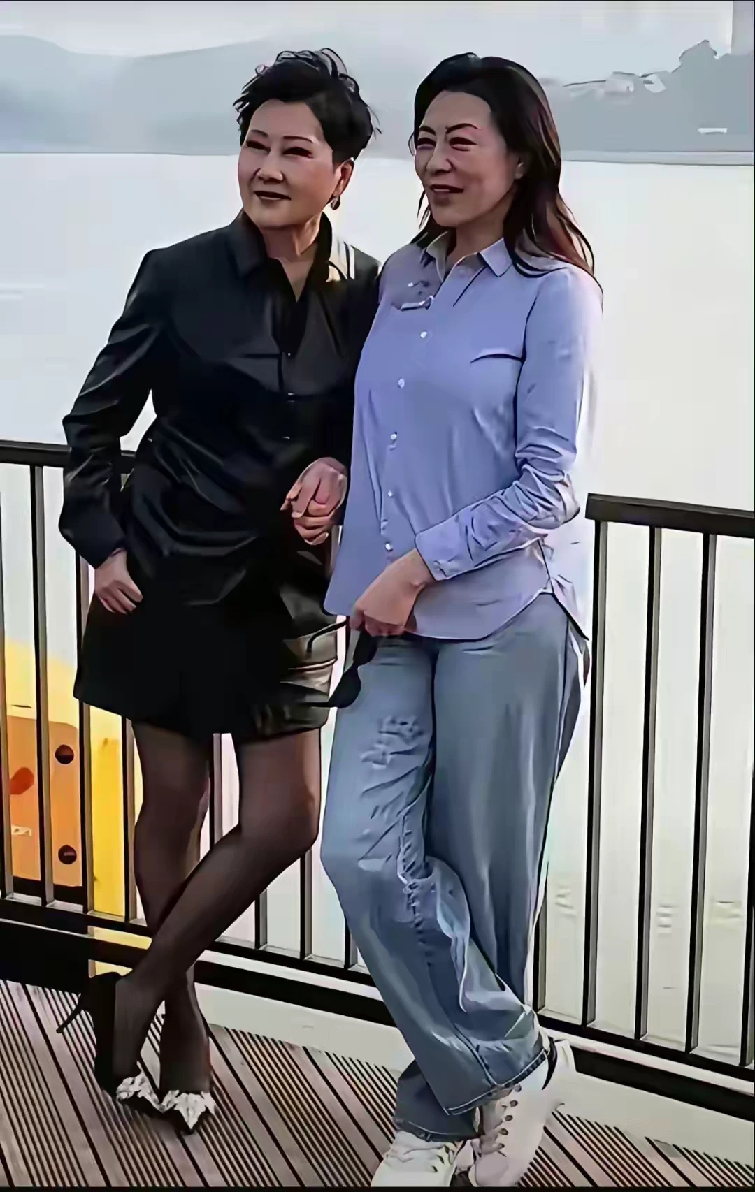 张凯丽和岳红，她们两个都是63岁，不显得年轻。