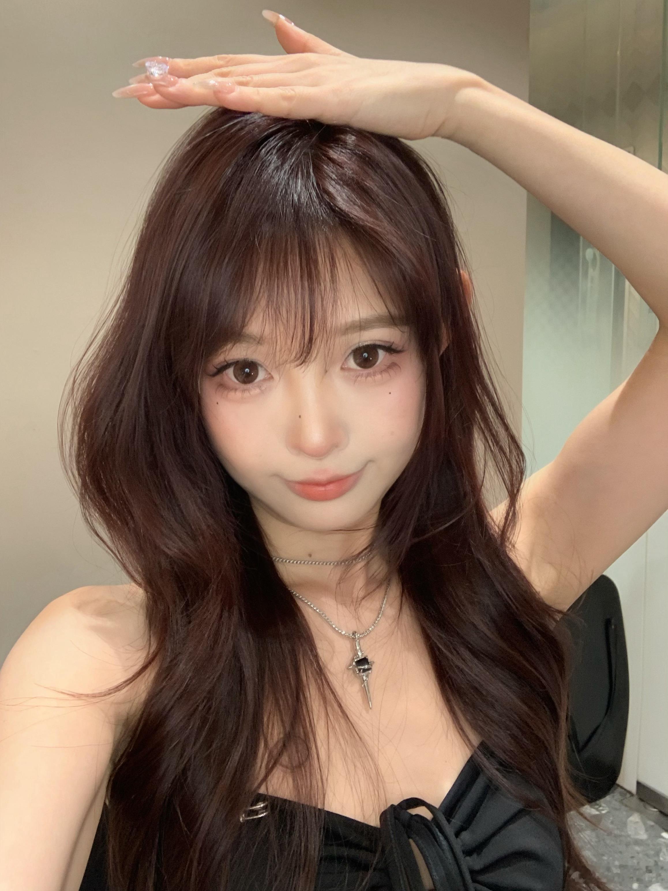 超爱我的新发色。我的托尼水平依旧在线。拿着网图他也可以染出来，开心。 