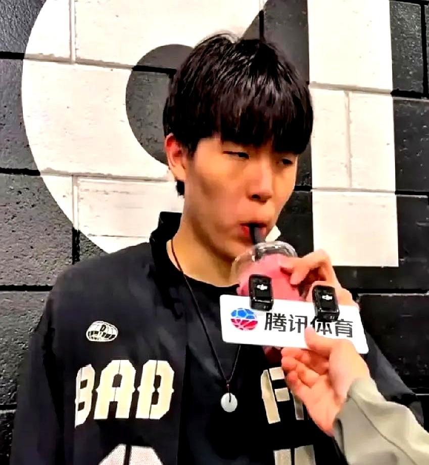 杨瀚森刚输完比赛，镜头里他一手拿饮料一手答记者问，表情淡得跟刚打完训练赛似的。这