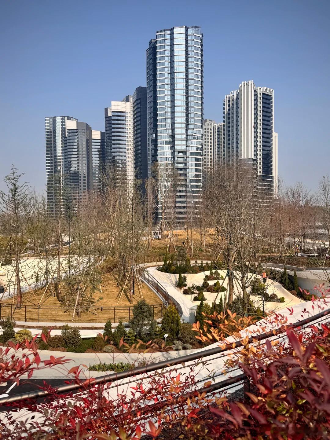 麓湖生态城“观澜”组团公区很卷，被称为近年来的交付标杆、“卷王之王”。一共12栋