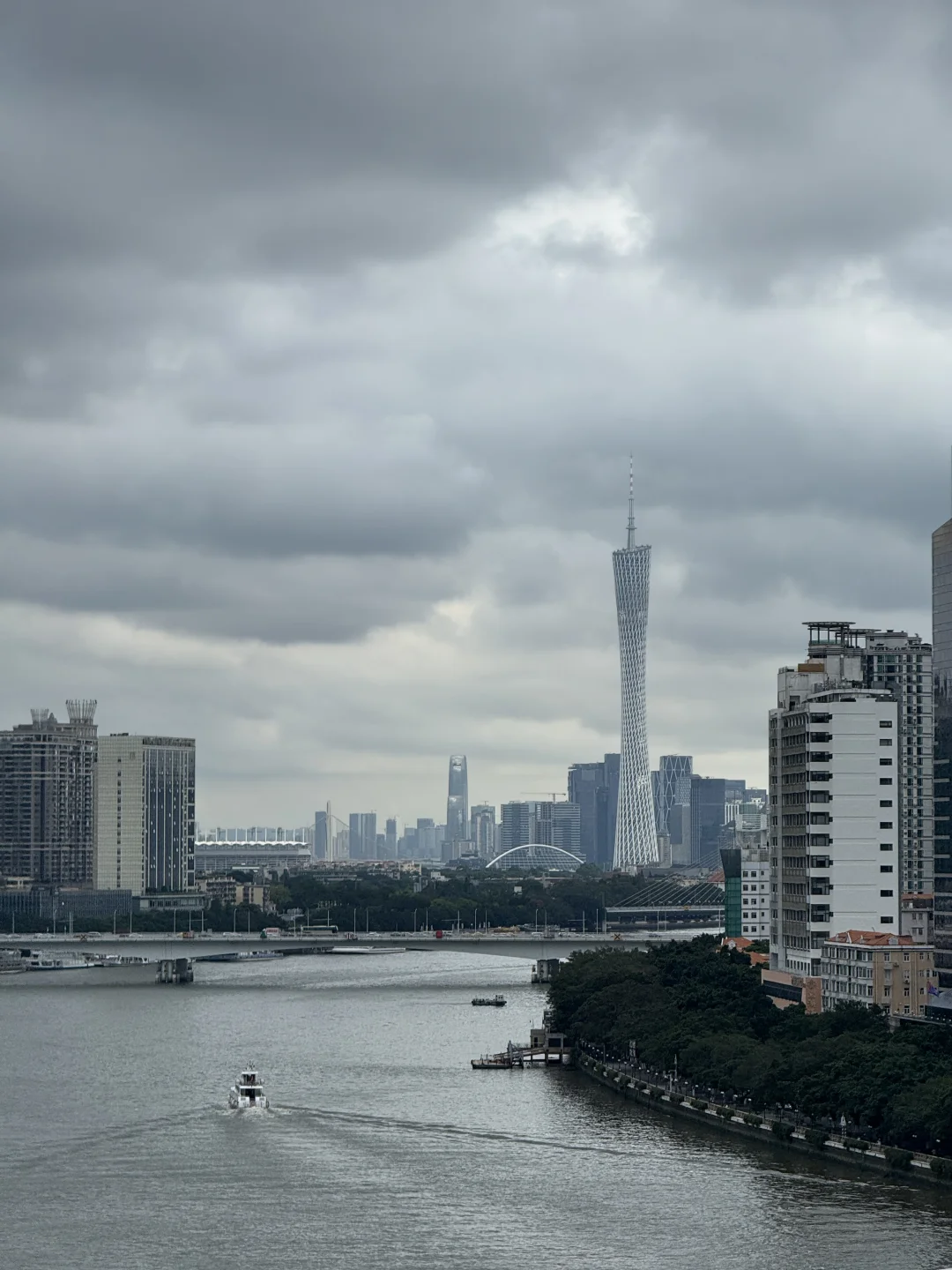 暴风雨来临前的广州