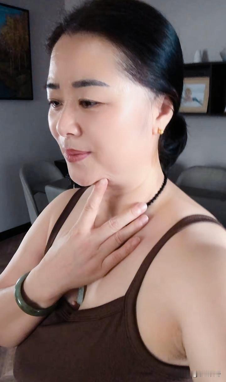 人这一生，亏欠最多的人是谁这个女人是我这一生亏欠她最多的。因为年龄问题，我们无法