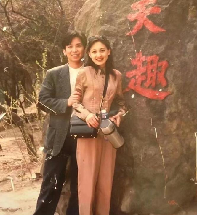 牛莉年轻时候的样子，原来那时候就已经很漂亮了
她是圈内少有的文体双栖实力派，牛莉