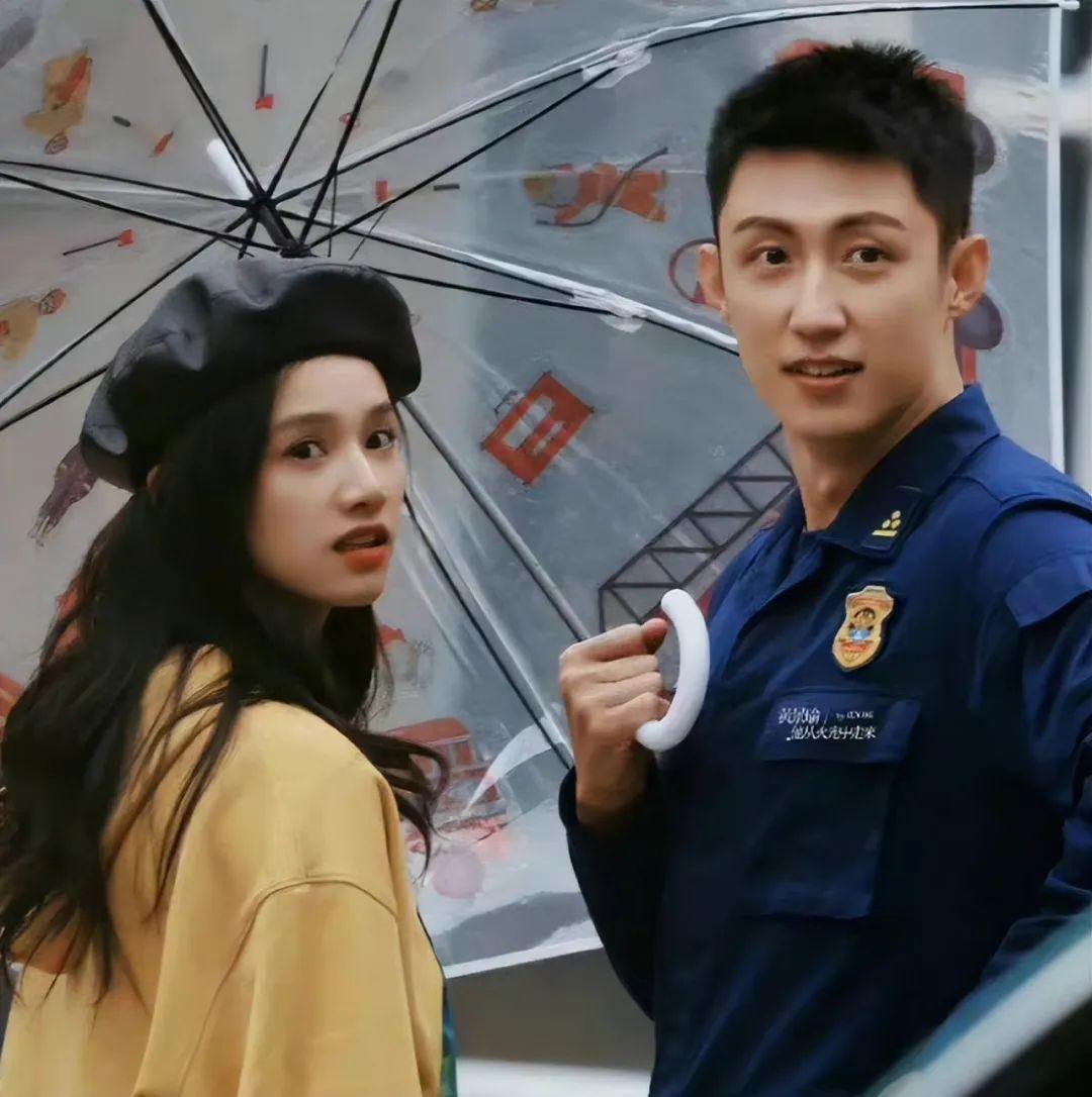 《他从火光中走来》番外9：林陆骁：你再动，小心我办了你
小说《他从火光中走来》的