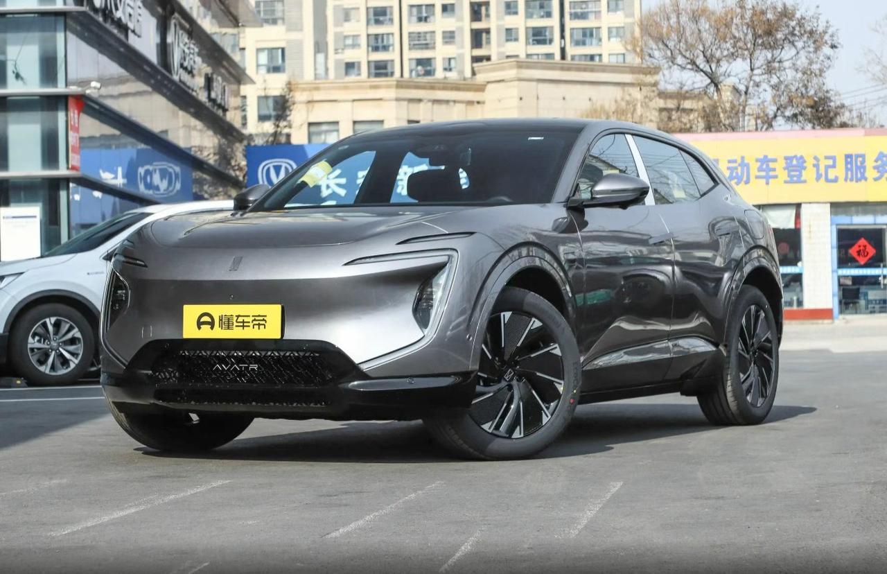 上周接娃放学，小区门口停着辆阿维塔07，车标亮得发亮。我忍不住凑近问："这车能跑