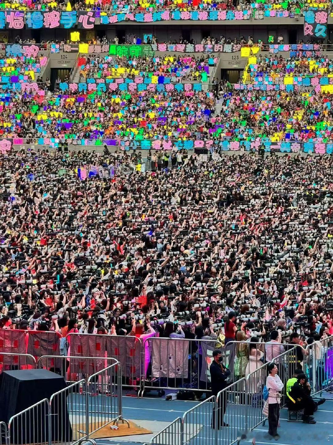 新音内场像相机发布会 一眼望去全是大炮，峰峻妹还是太有实力了！ 