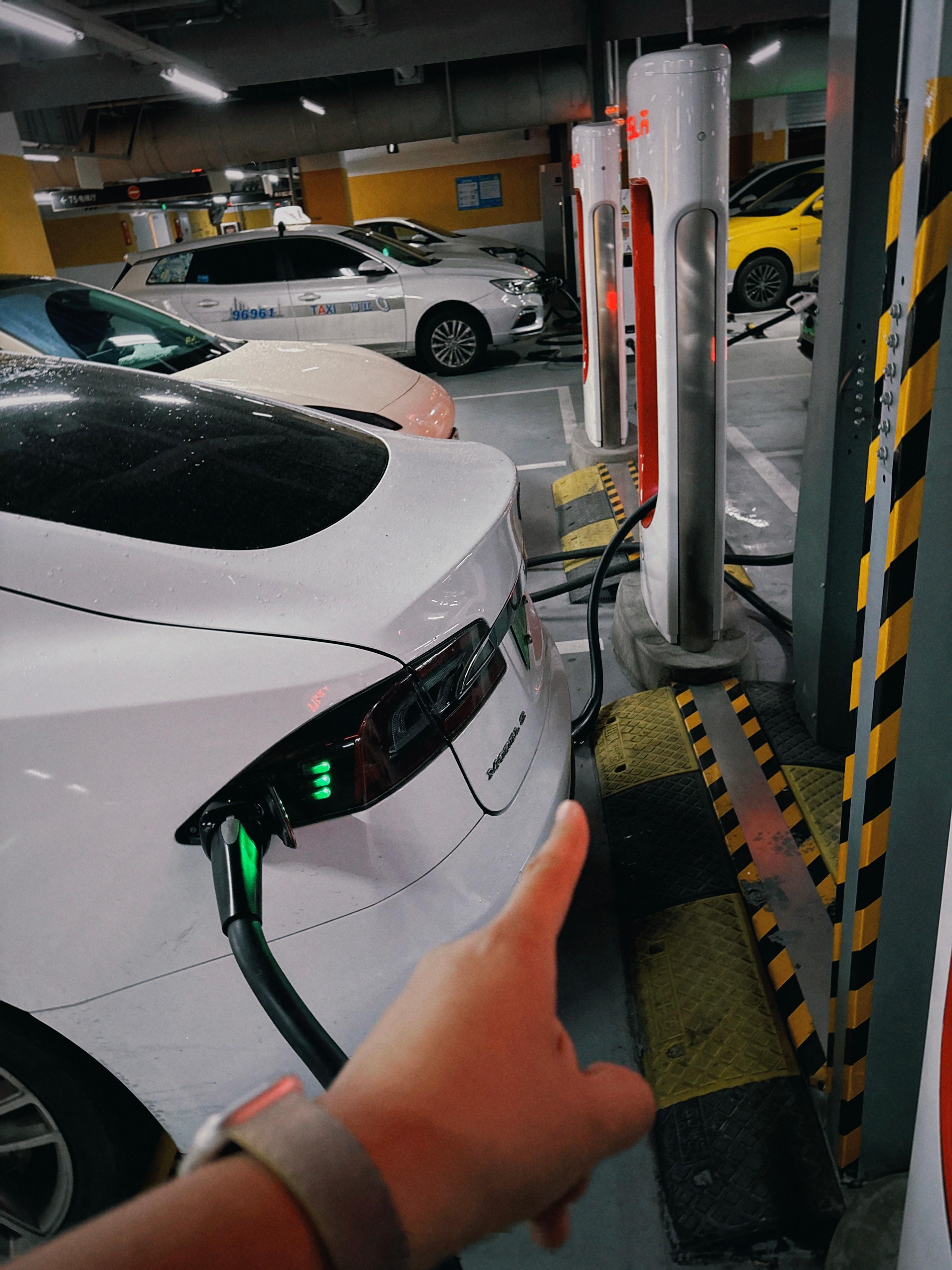 照我说特斯拉就不应该在中国地区开放充电桩给第三方用。刚才我在长宁国际这，不少网约