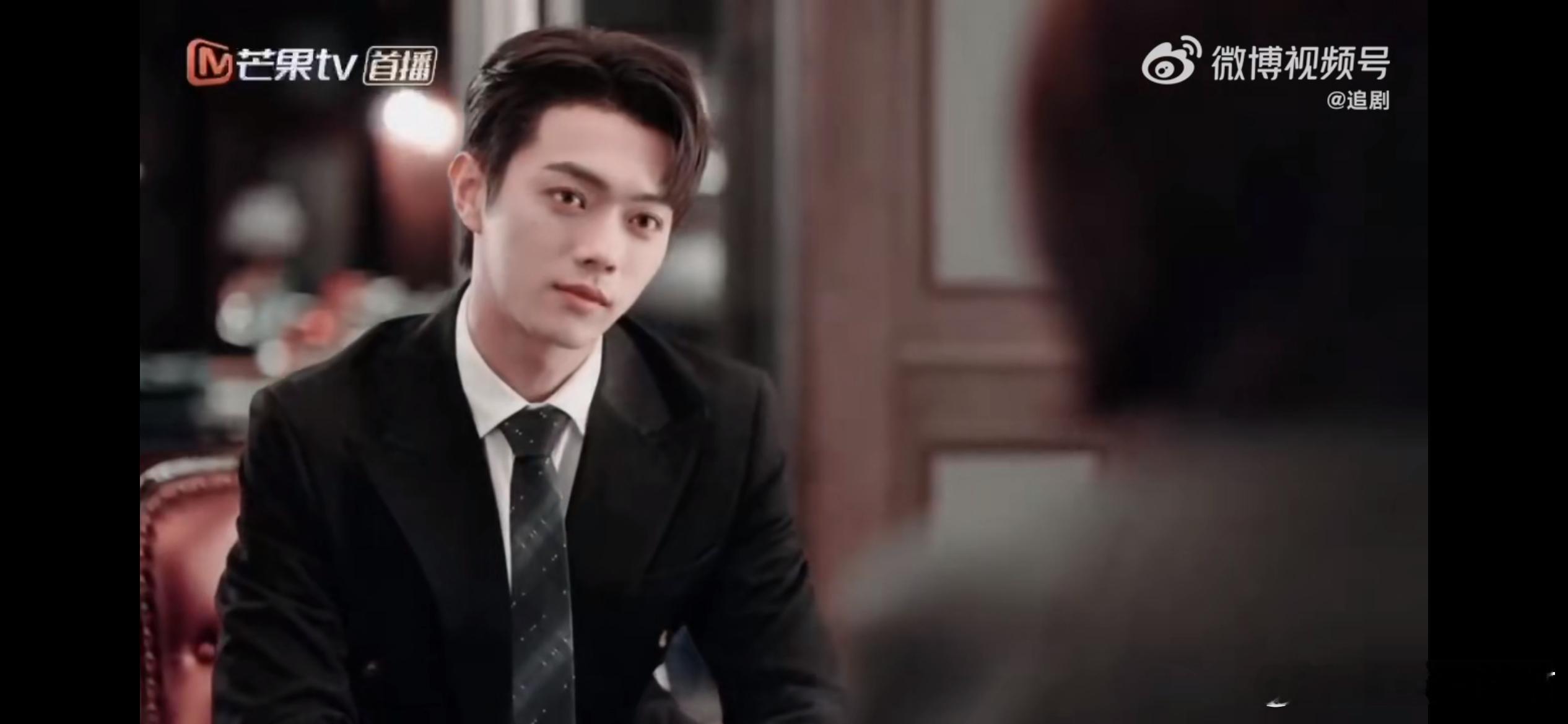 #韩廷用眼神开车#许凯版韩廷，眼神里全是戏！那深邃的目光仿佛能洞察人心，玩味中带