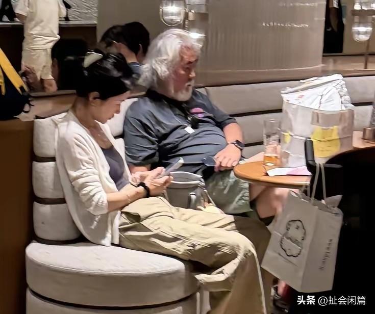 老爷子真有劲儿，又领着四个孩子和老婆一起去日本迪士尼了。

关键这四个孩子当中还
