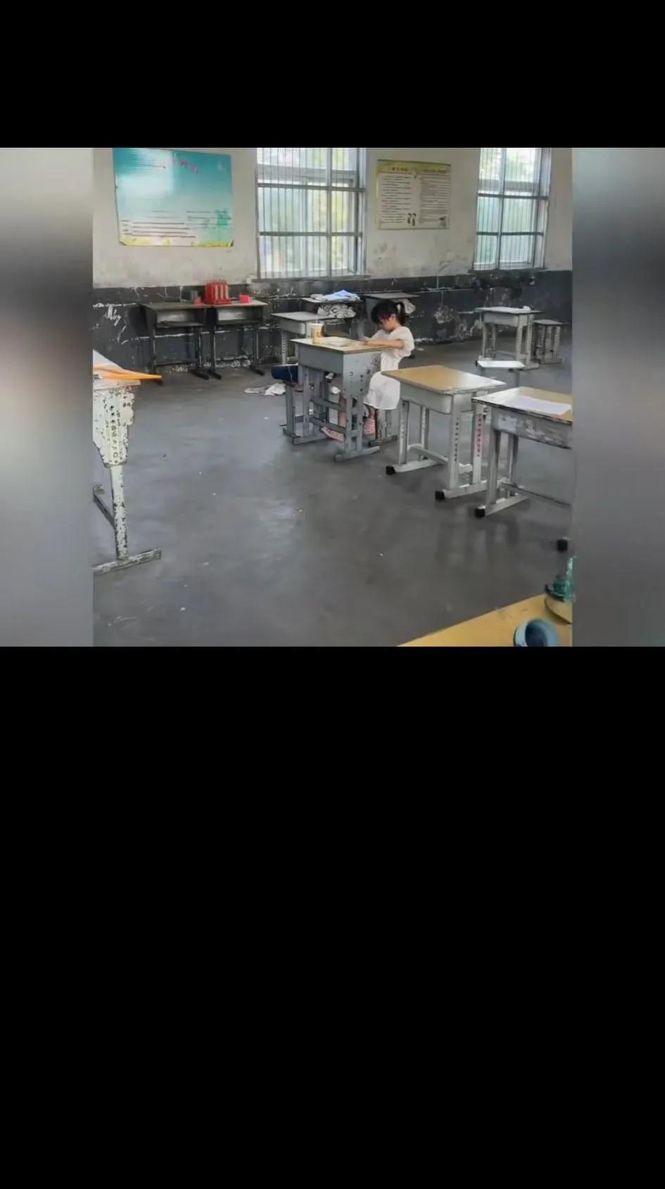 我们乡小学最高峰有300多少！今年一年级就招了一个学生！1-6年级加在一起才32