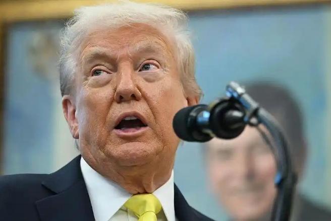 特朗普为什么每次一上台就先搞中国呢？说白了，因为中国最肥，如果跪了，30多万亿国