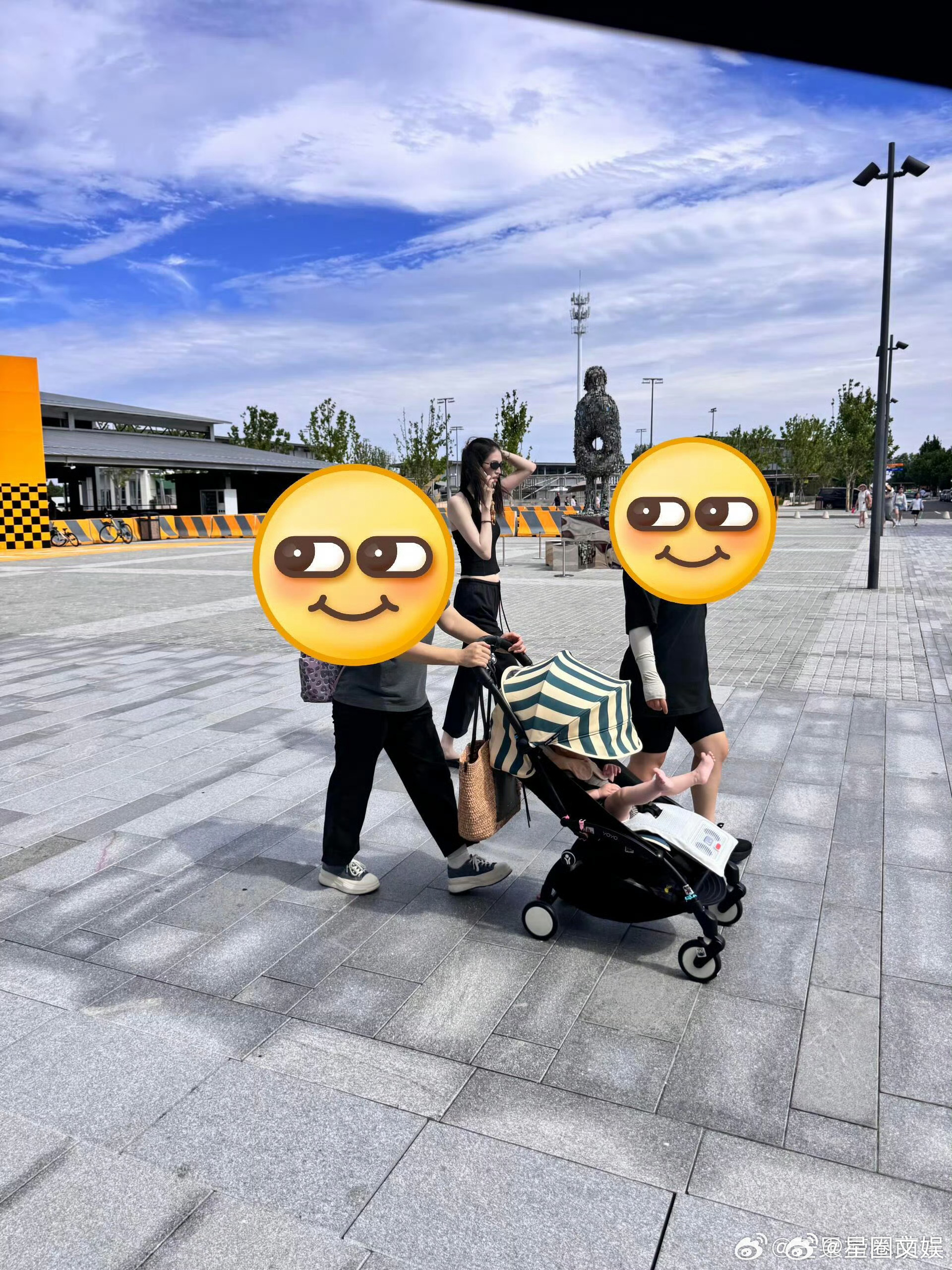 阿那亚偶遇何穗溜娃何穗陈伟霆儿子腿长 阿那亚偶遇何穗溜娃，小Win又在踢着小脚丫