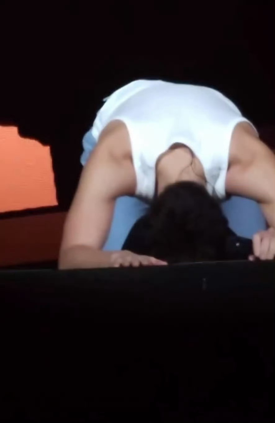 跪是因为以为挣不到钱了，开演唱会发现来的人还挺多，又能挣钱了[允悲]#王力宏演唱