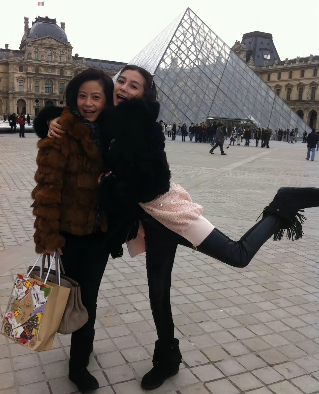 有种遗传叫Angelababy，妈妈才是高颜值，女儿只遗传微笑唇就美到犯规！ 