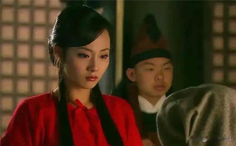 北宋年间，江南一个财主的小妾月儿，因腰伤走路一拐一拐，财主将她赶出家门，两年后，