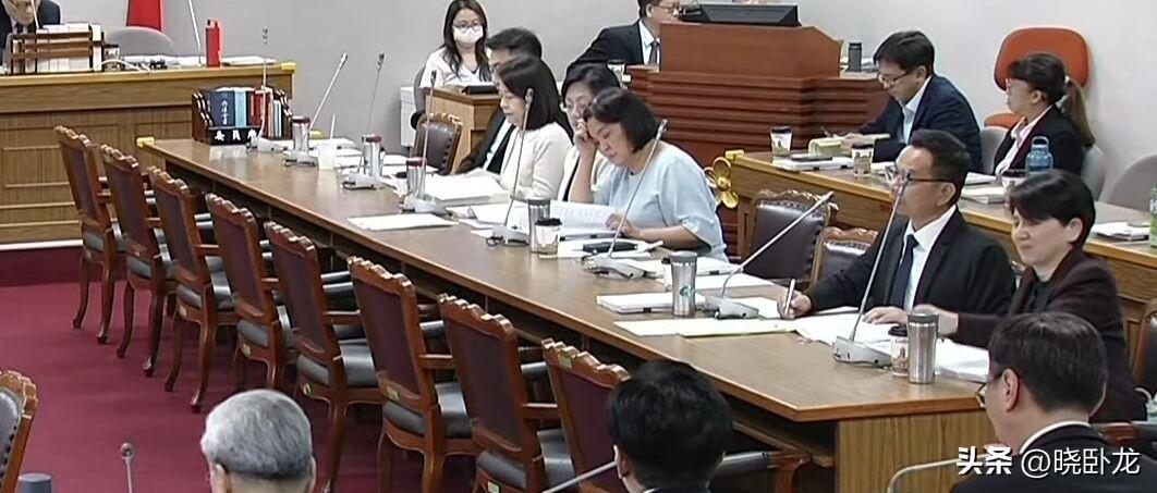 今天韩国瑜大怒，不仅批傅崐萁是“垂帘听政”，还给出三个选择，第三个选择是“辞掉总