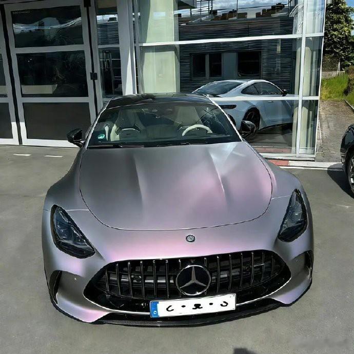 奔驰AMG GT，驾驭非凡，尊享至臻色彩。 