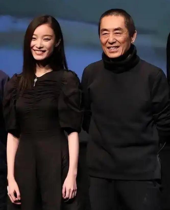 曾经，张艺谋问倪妮：“你愿不愿意跟我去南京生活三年？”倪妮答应了。接着，张艺谋对