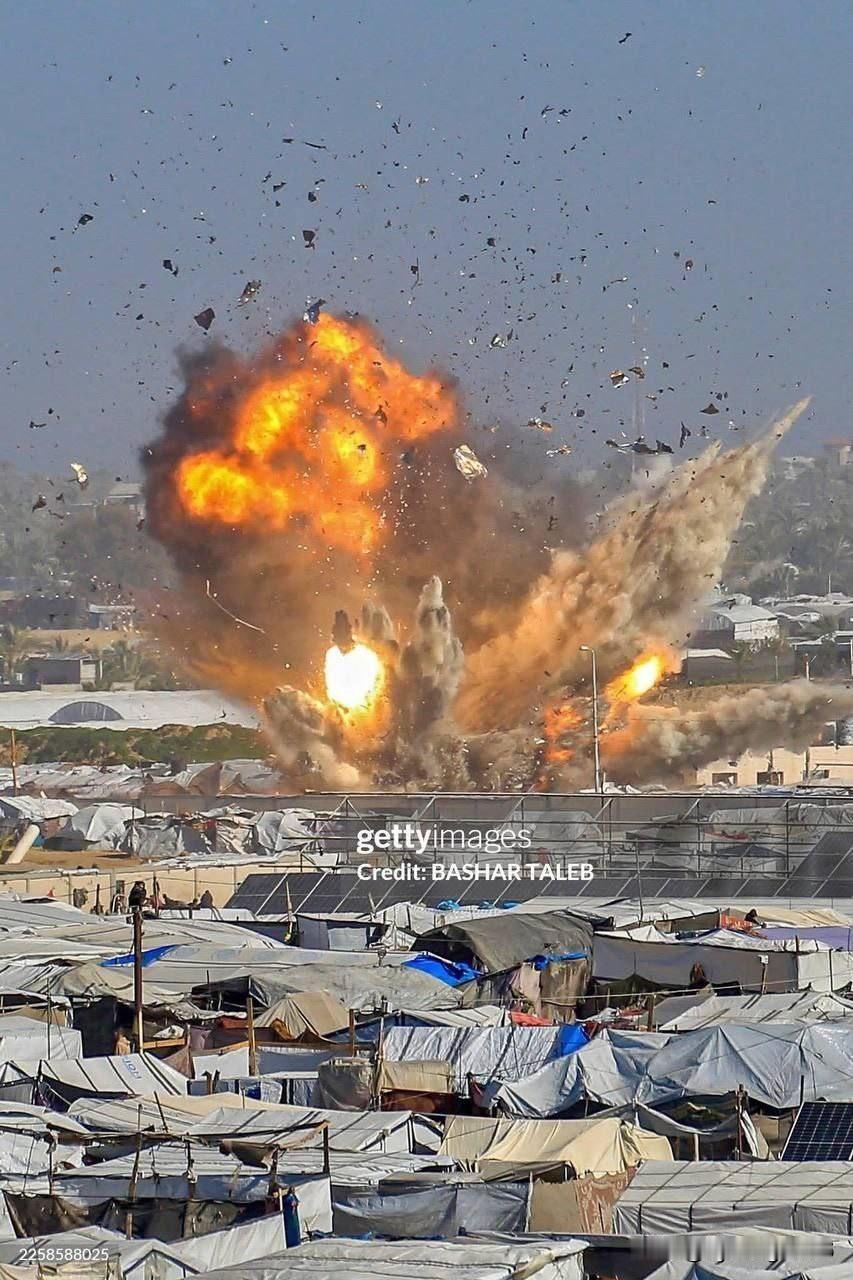 🇮🇱以色列空袭加沙城谢赫拉德万社区的居民公寓、安置帐篷和警察局，导致加沙地带