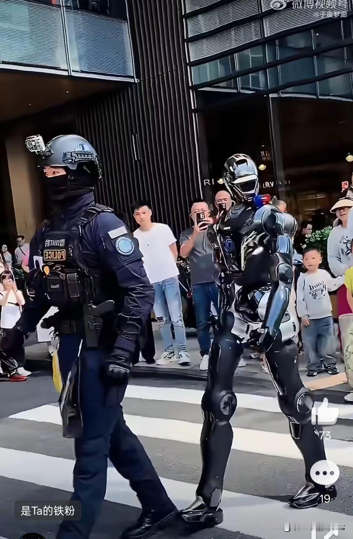 机械战警最早是出现在好莱坞大片里，现在越来越频繁出现在中国一二线城市的街道和重要