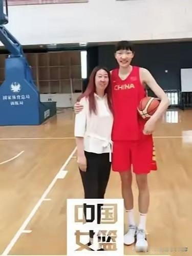 韩旭的母亲陈智萍，原河北女篮主力前锋，身高1米81。
 
她既是严师也是后盾，严