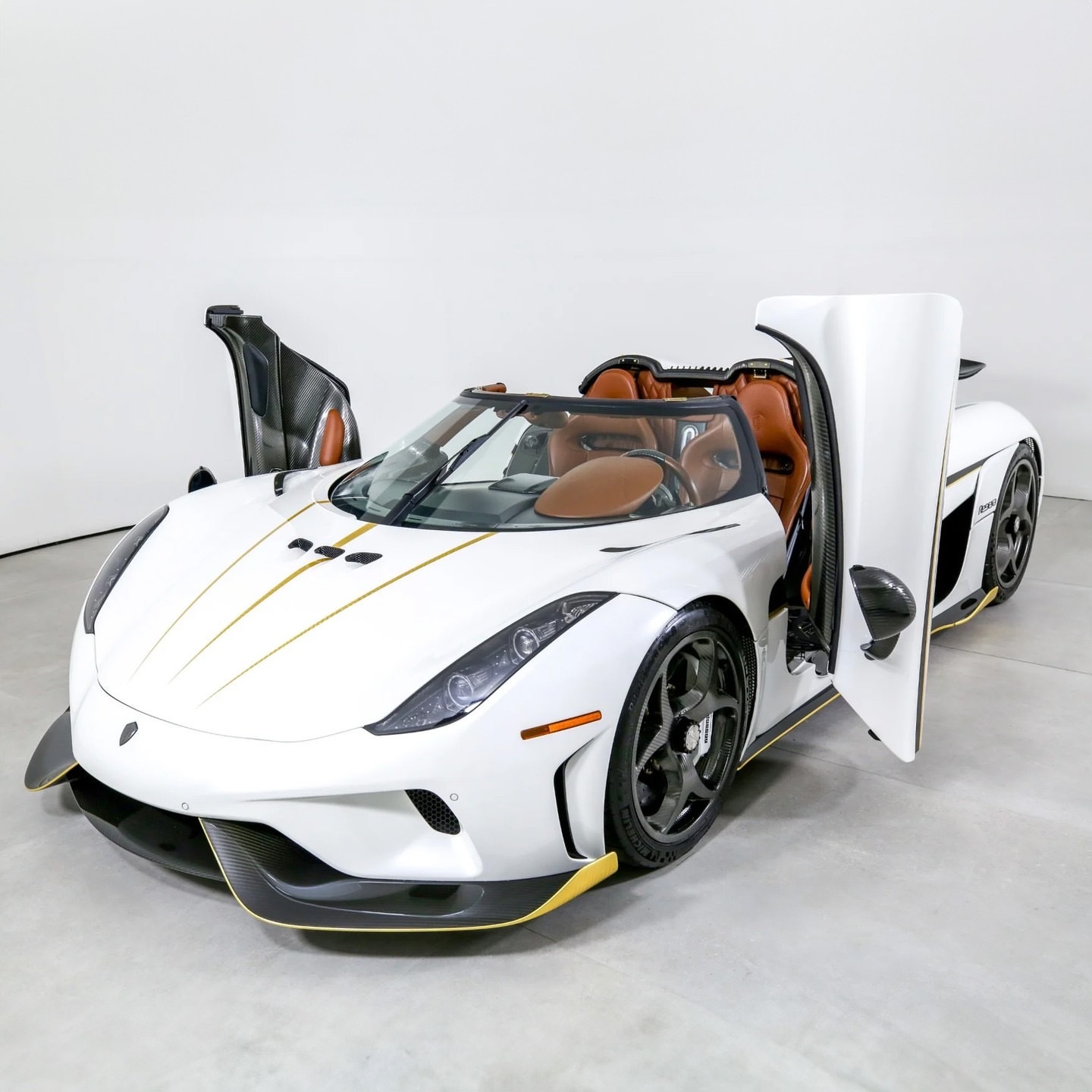 2019年Koenigsegg Regera此例车型以惊艳的晶体白色/透明碳纤维