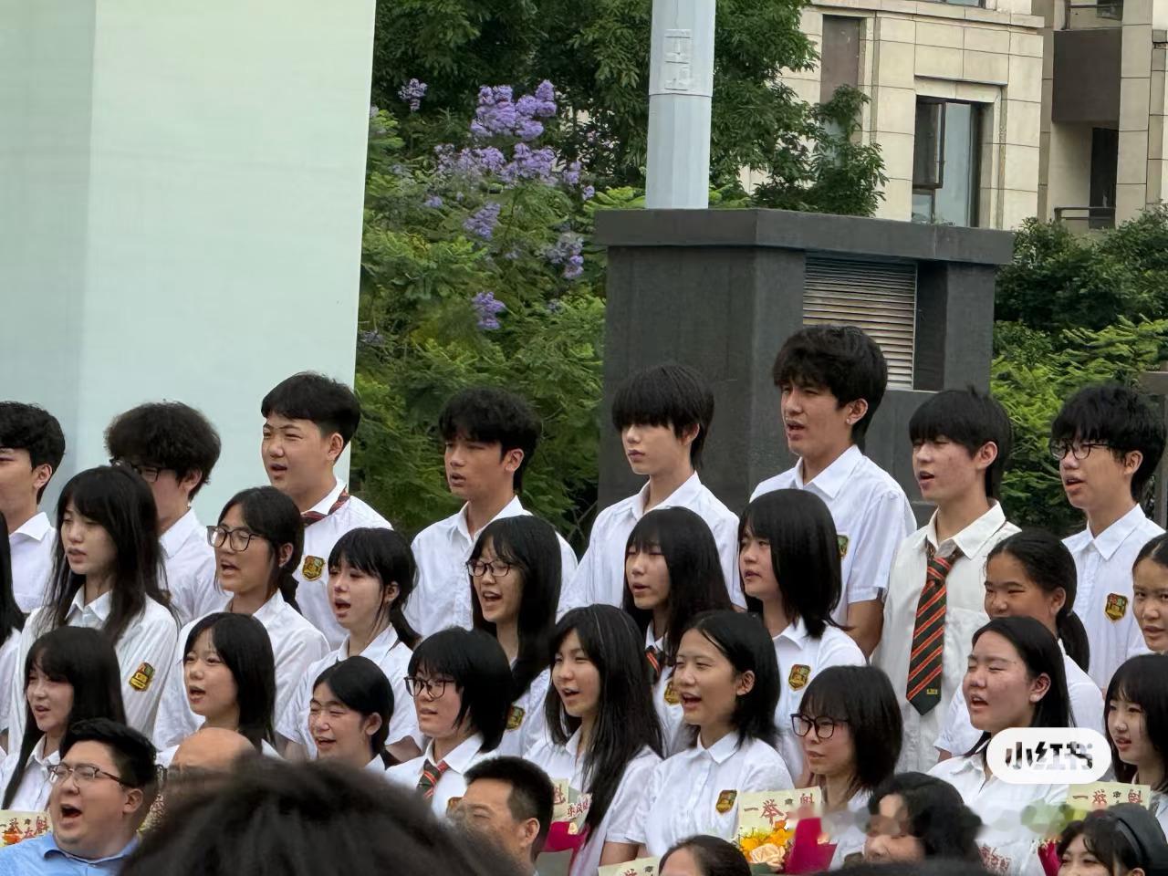 陈奕恒去拍毕业照了🎓📸，毕业快乐 陈奕恒去拍毕业照了