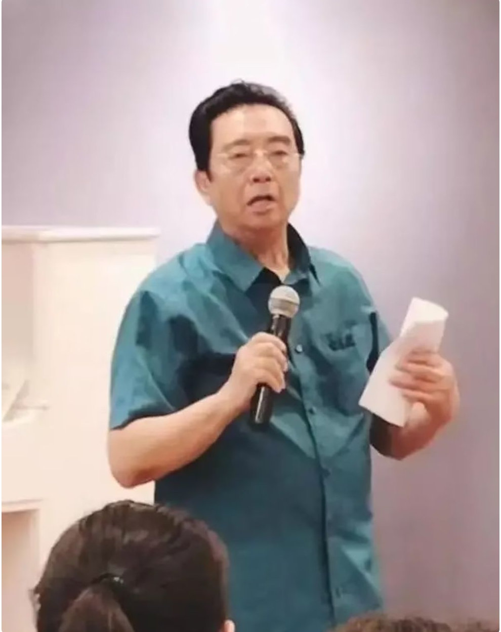月挣8万都不够？87岁李双江学校商演两头跑，儿子改名移民被拒绝 