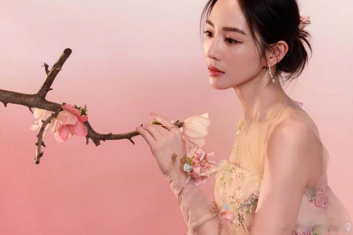 张钧甯花仙子下凡 今年春晚的造型真的是美到我眼睛都快要挪不开了，张钧甯穿花瓣裙唱