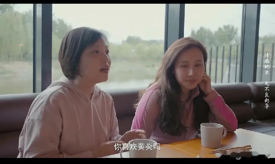 这几天看纪录片，关于大龄剩女相亲的。
我发现，大龄剩女身边总有一个各种“吹捧”的