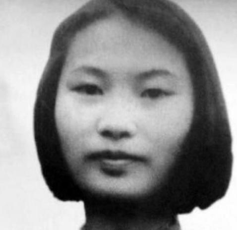 1950年，女战士丁佑君被土匪轮番侵犯。随后，敌人又扒光她的衣服拖行，给她灌辣椒