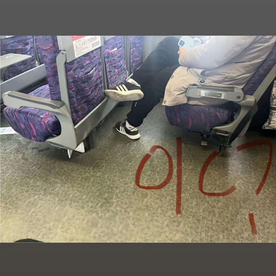 乘客买到高铁08车01C座上车懵了这也太不严谨了！叫我我也懵！ 