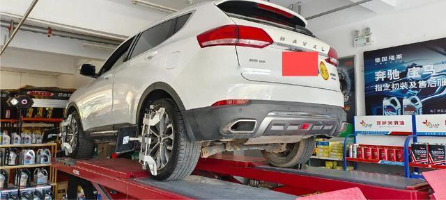 不跑偏不啃胎，千万别做四轮定位，做了反而可能出问题！
我之前开的哈弗M6开了3万