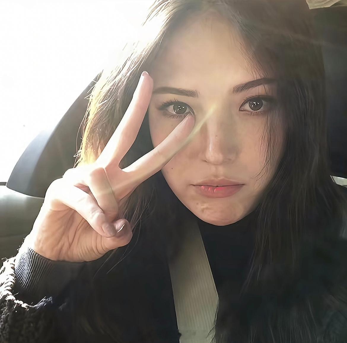 眉骨高到可以遮阳，她不会被自己美哭吗[捂嘴哭][捂嘴哭]许玮甯 ​​​