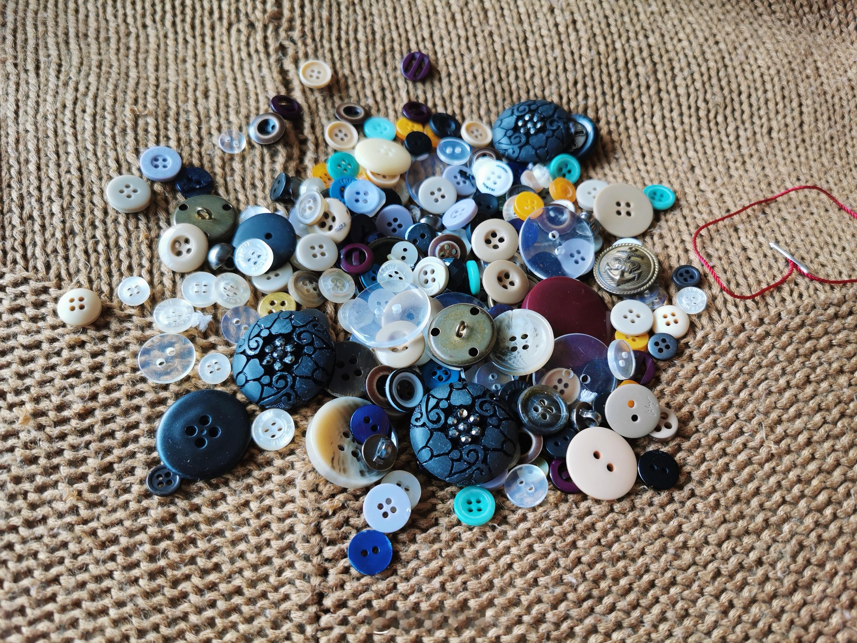 图为我从旧衣服上剪下的扣子。我最早是这样处理旧衣服的。叠得很整齐，装在一个手提袋