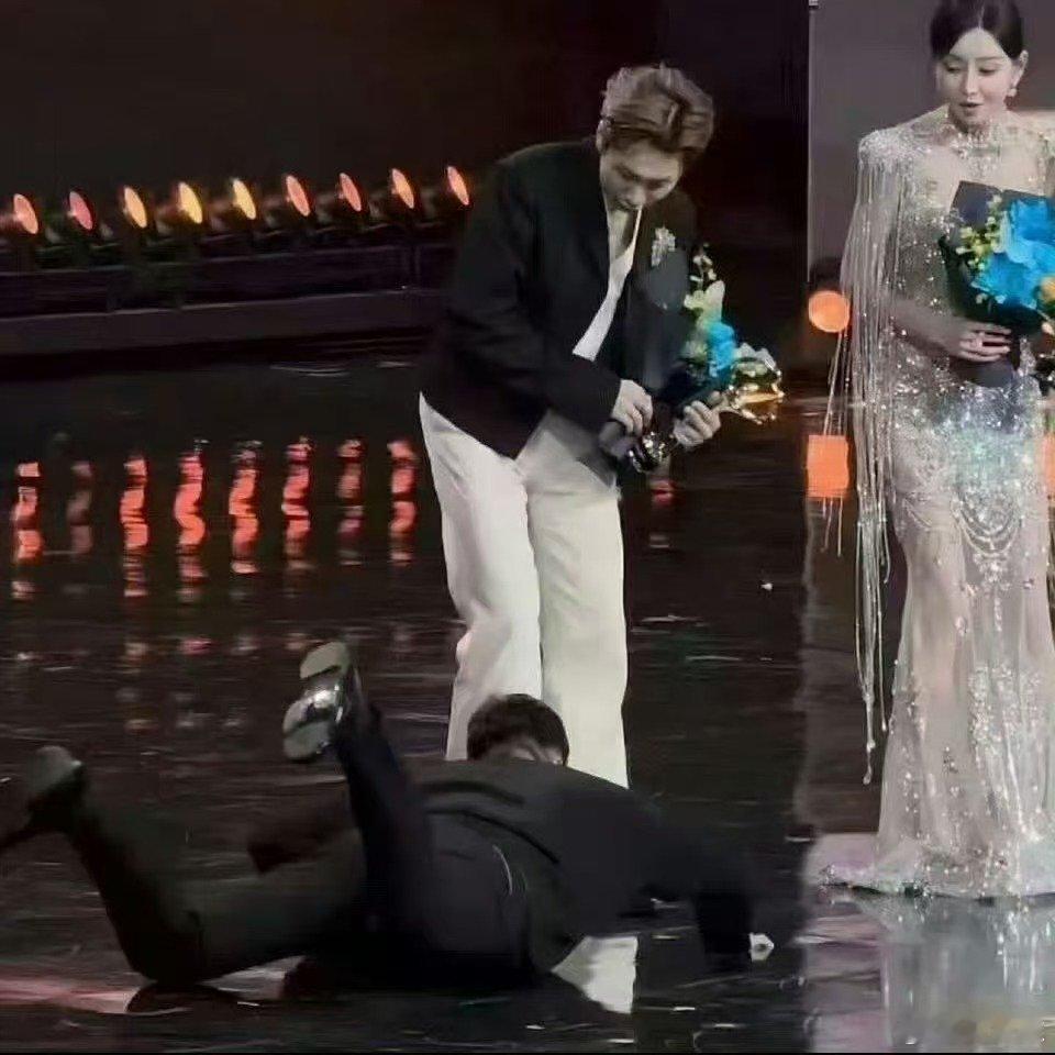 微博之夜内场有没有人告诉我，这是谁摔倒了？？？ 