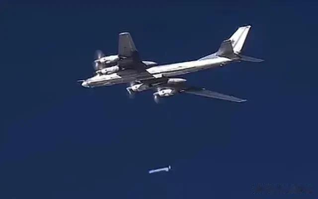 最新消息！俄军出动4架图-95MS战略轰炸机在里海海域上空发射13枚口径巡航导弹