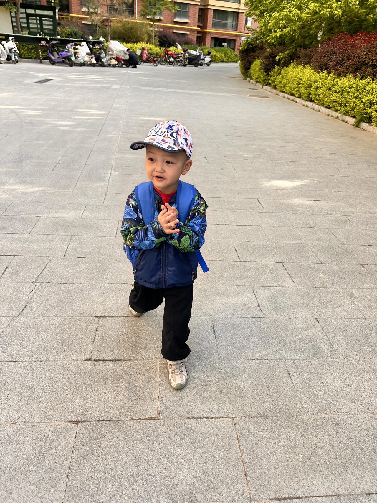 今天幼儿园第一名（第一名进教室）哈哈背着书包的小帅哥