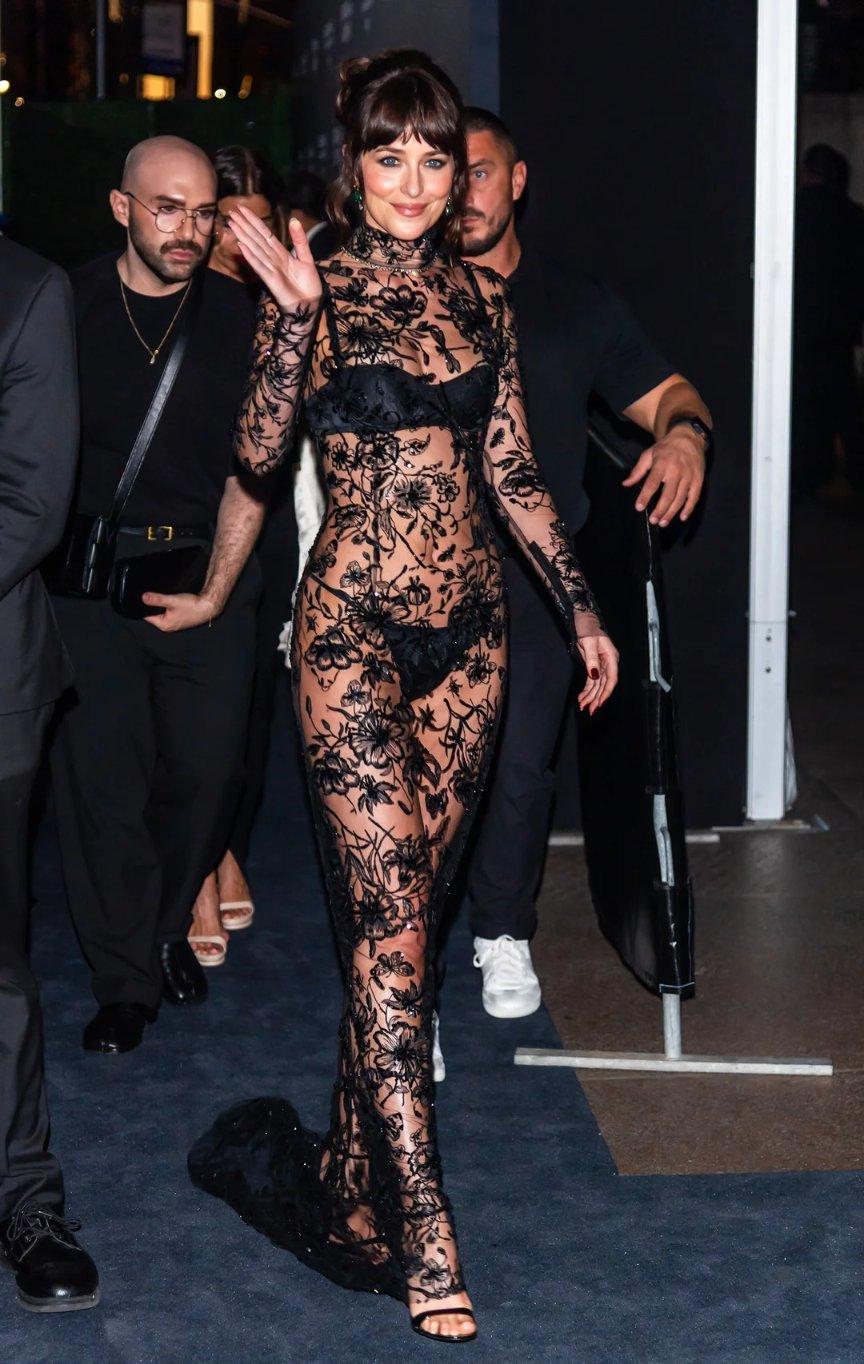 达科塔·约翰逊在去年纽约时装周期间出席开云基金会“关爱女性”晚宴时所穿的标志性黑