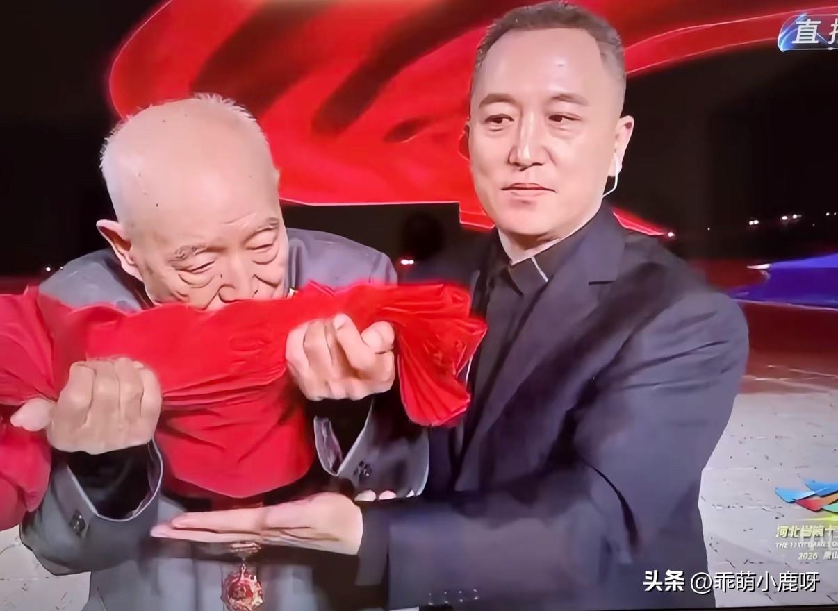 为了孙颖莎看了开幕式，开场的这一幕久久不能忘怀，很感动，很震撼！
当诸多绚烂多彩