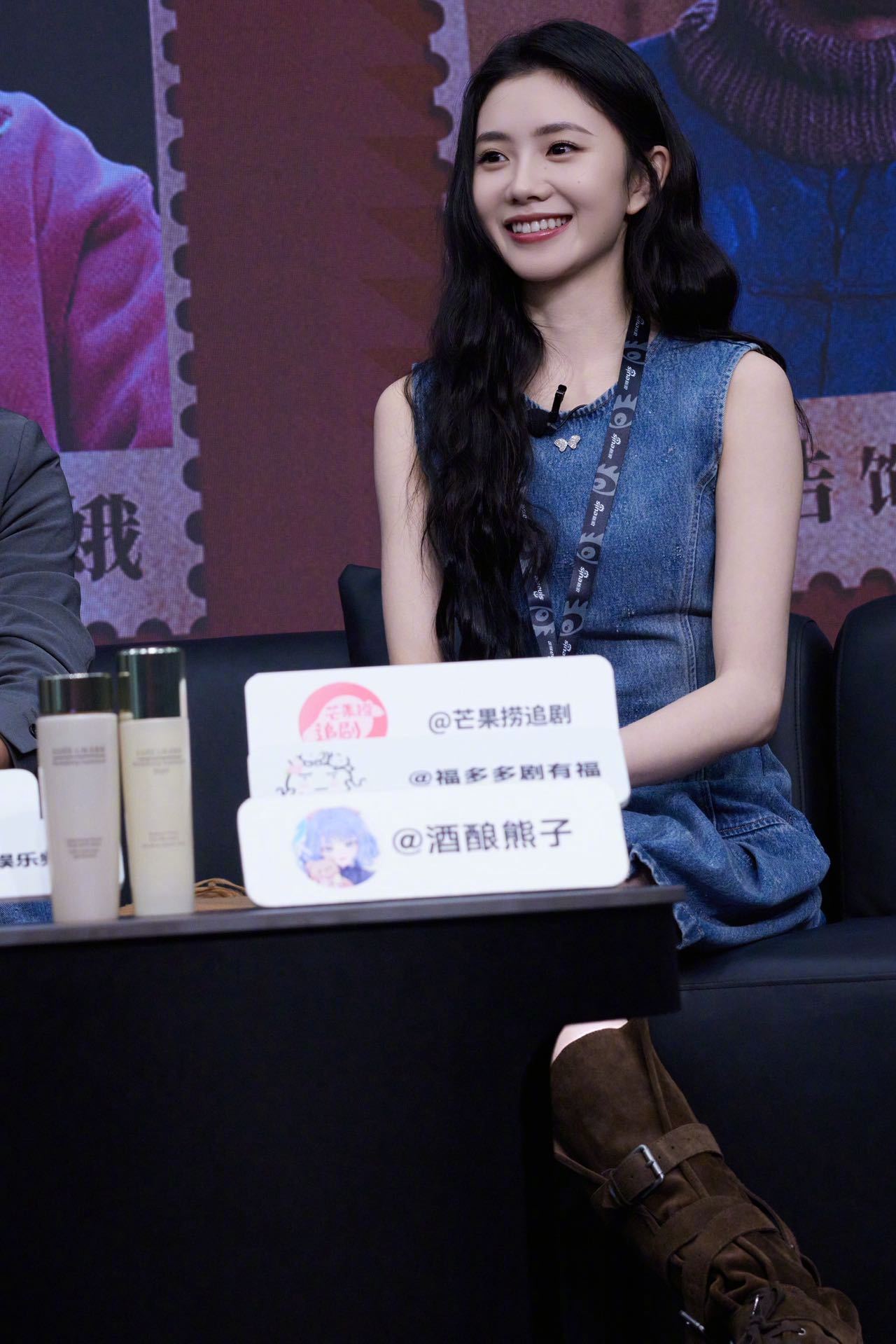 刘浩存扫楼脸上胶原溢出来了刘浩存电视剧主角扫楼，直接被生图颜值惊艳到失语！原相机