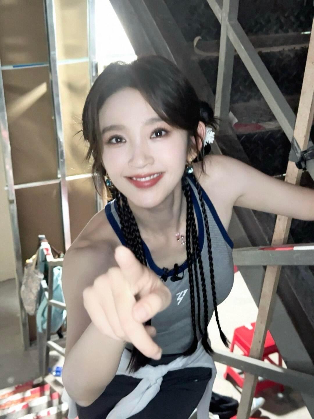 古风小女子上线！甜妹天花板说的就是唐艺昕吧，笑容太治愈唐艺昕写真忘P创可贴了