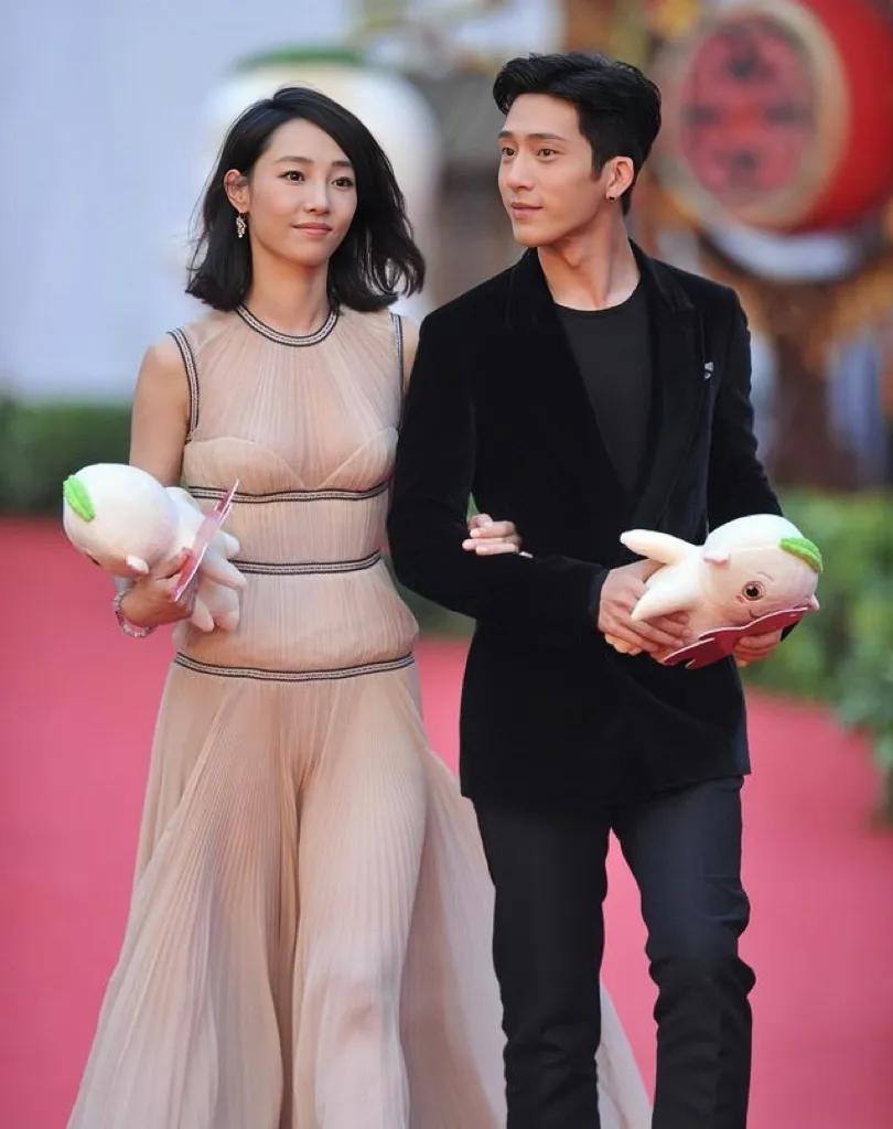 近日，白百何因其大胆的时尚选择成为众人瞩目的焦点。她身着别致设计的服装，挑战了传