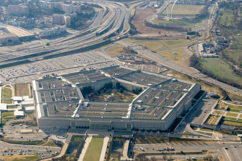 林肯号航母已就位，白宫高官放话只要一声令下，“一两天内”就可以对郎朗动手了。
 