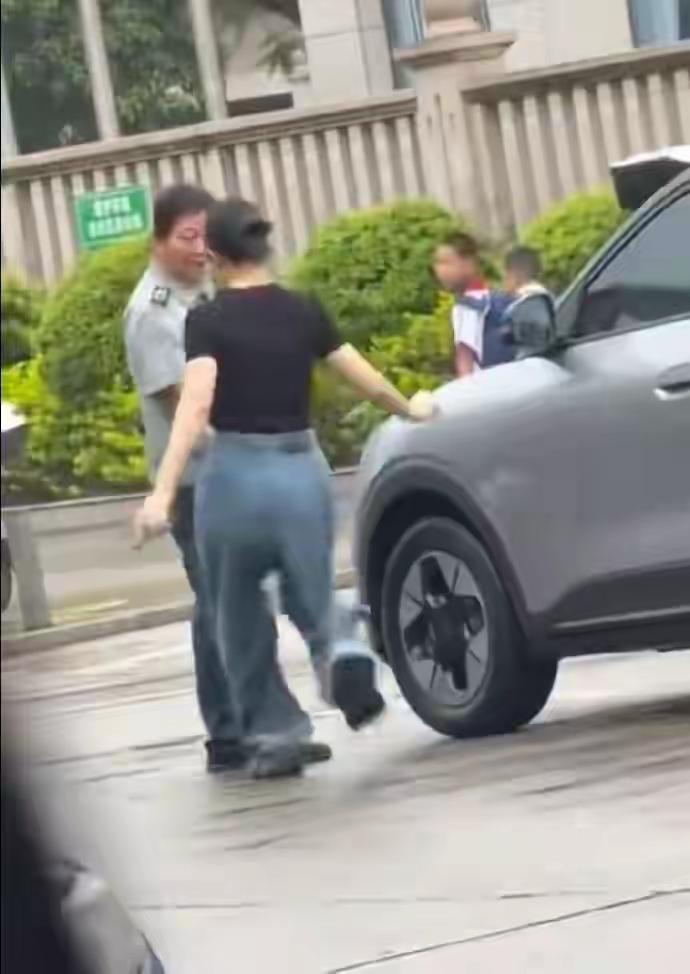 对方骂你时，千万别回骂，
你一骂，性质就是“互骂”。
对方动手打你、用脚踹你时，